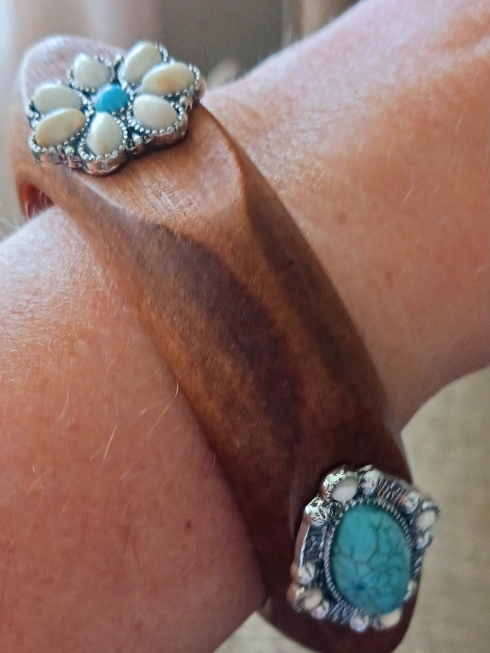 Wood Bangle Bracelet w/turquoise stone/white flower cabachons